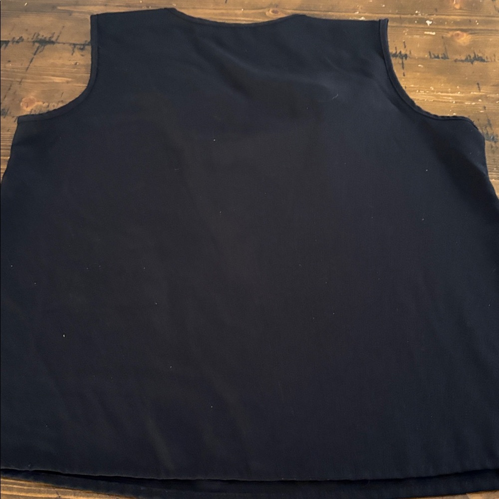 Black Sleeveless V-Neck Top - Picture 3 of 3
